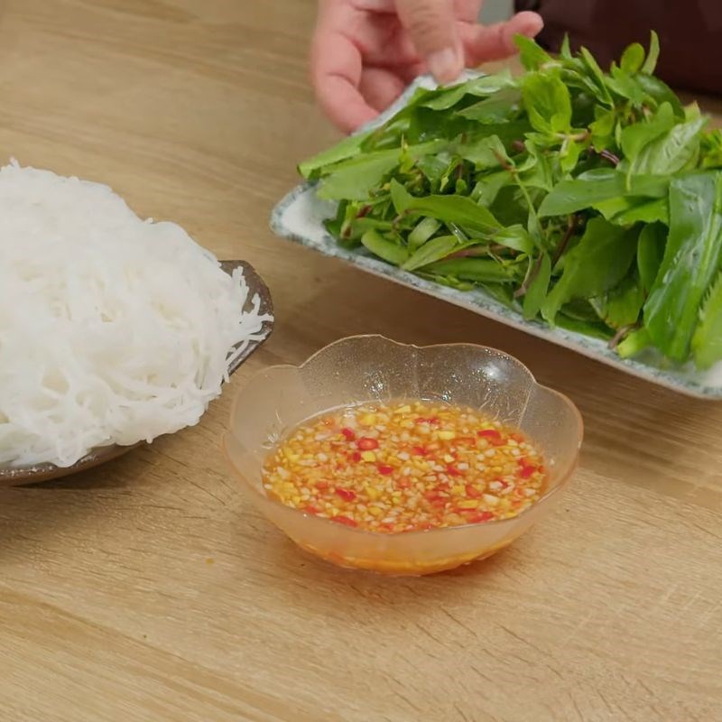 Bước 4 Chuẩn bị rau thơm và bún ăn kèm Vịt nướng riềng sả bằng nồi chiên không dầu