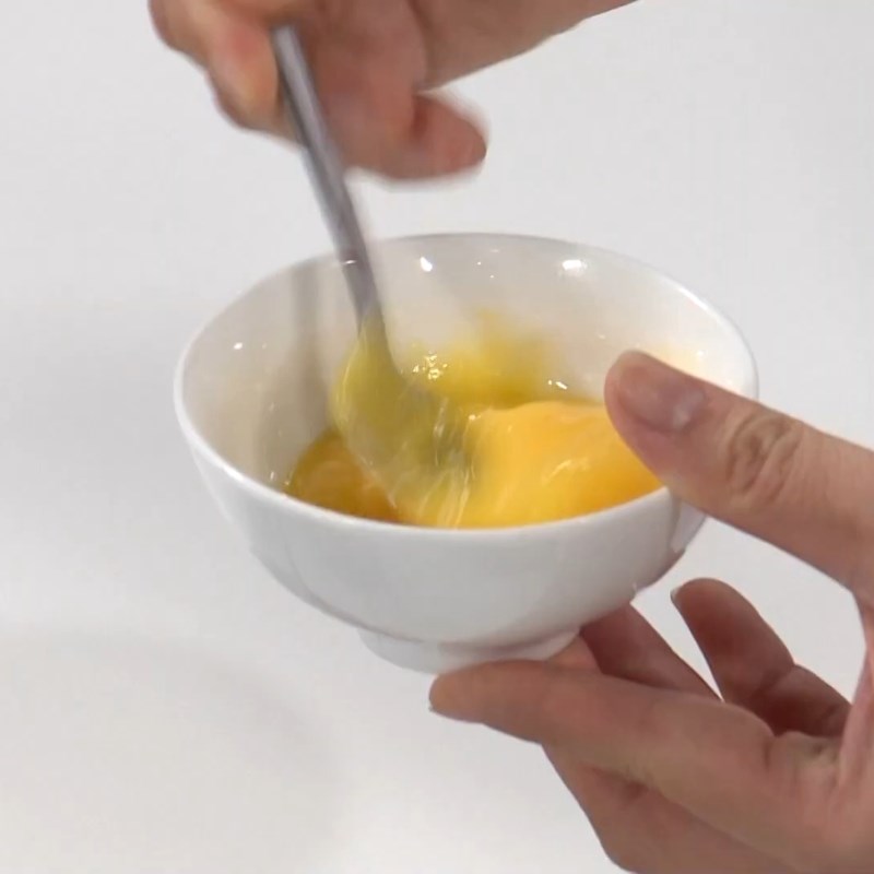 Bước 3 Chuẩn bị trứng gà và bột năng Súp thanh cua