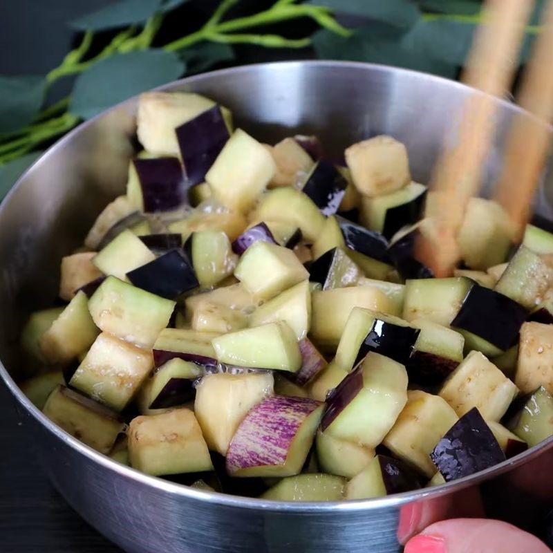 Bước 2 Chuẩn bị trứng và đậu hũ Cà tím xào trứng