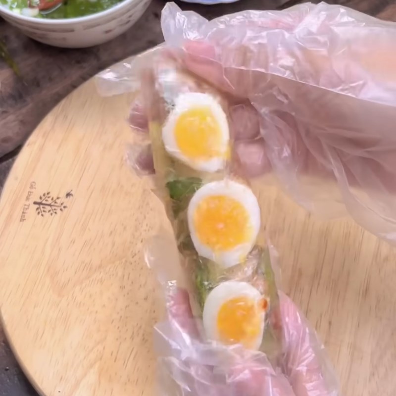 Bước 3 Cuốn bánh tráng Bánh tráng cuốn trứng lòng đào