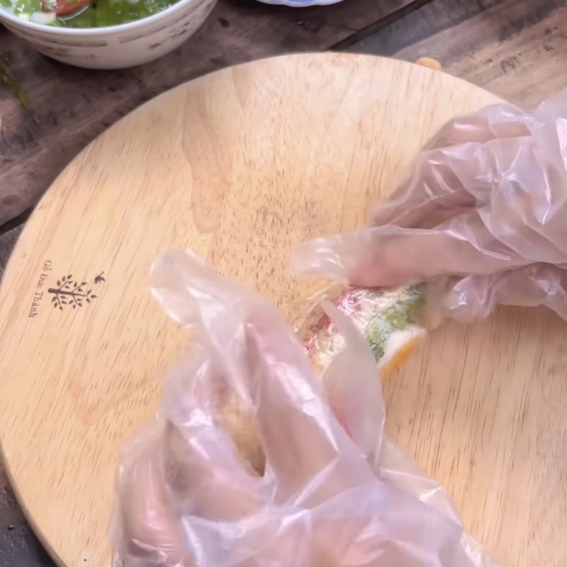 Bước 3 Cuốn bánh tráng Bánh tráng cuốn trứng lòng đào