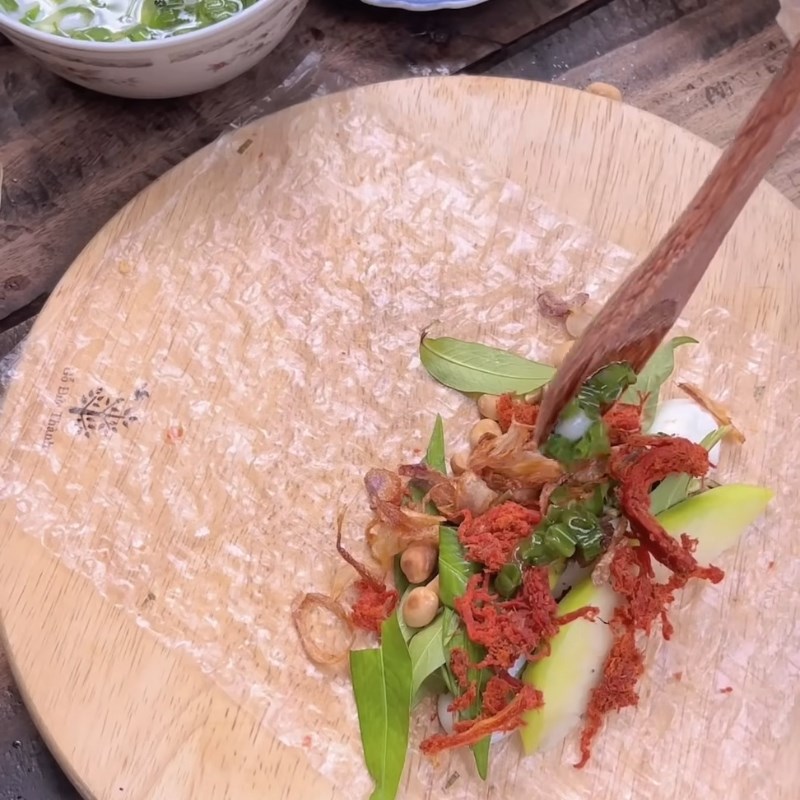 Bước 3 Cuốn bánh tráng Bánh tráng cuốn trứng lòng đào