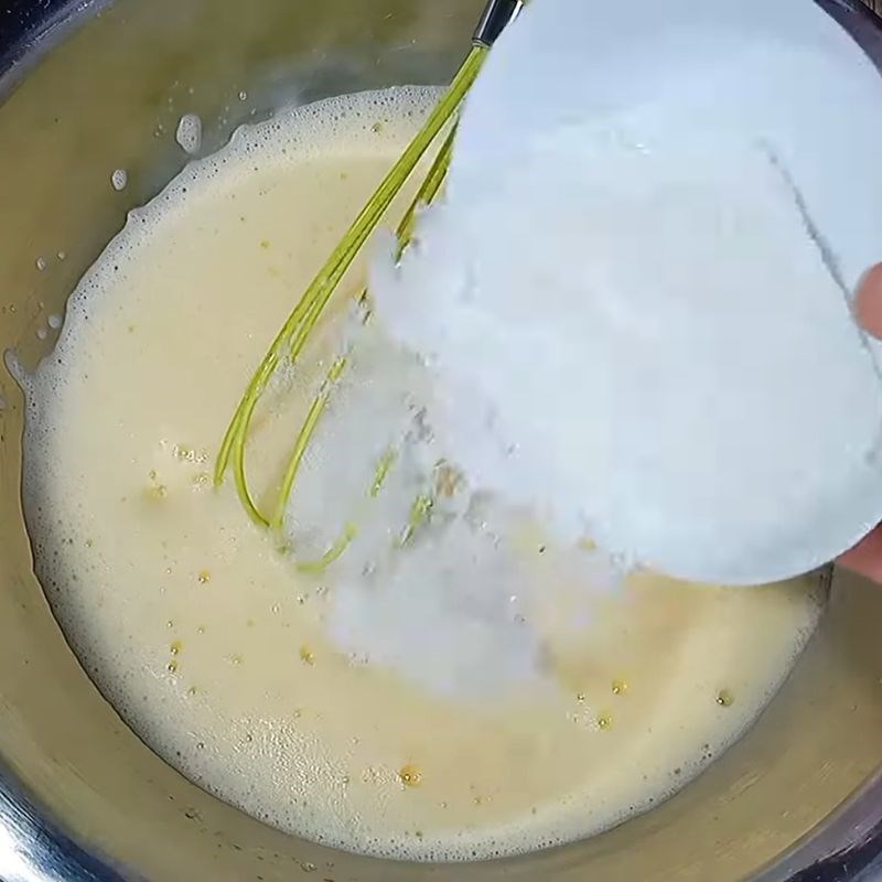 Bước 2 Đánh trứng gà bông xốp Bánh kẹp cuốn