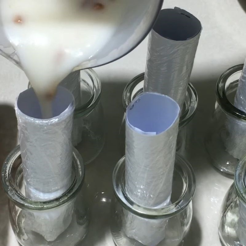 Bước 4 Đổ kem vào khuôn và đông lạnh Kem ống