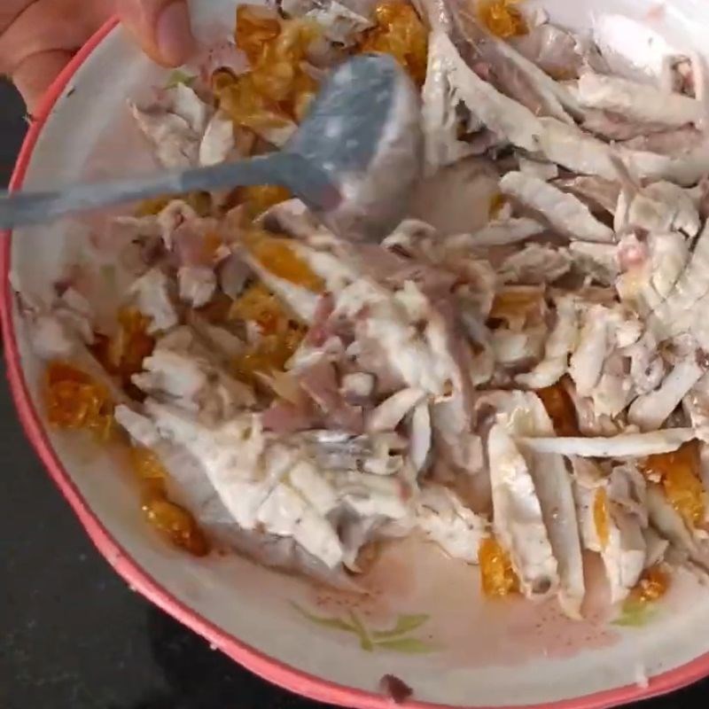 Bước 3 Gỡ thịt cá và ướp gia vị Bánh canh cá bã trầu