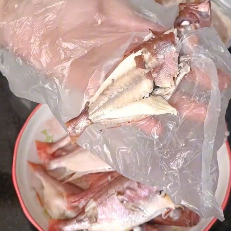 Bước 3 Gỡ thịt cá và ướp gia vị Bánh canh cá bã trầu