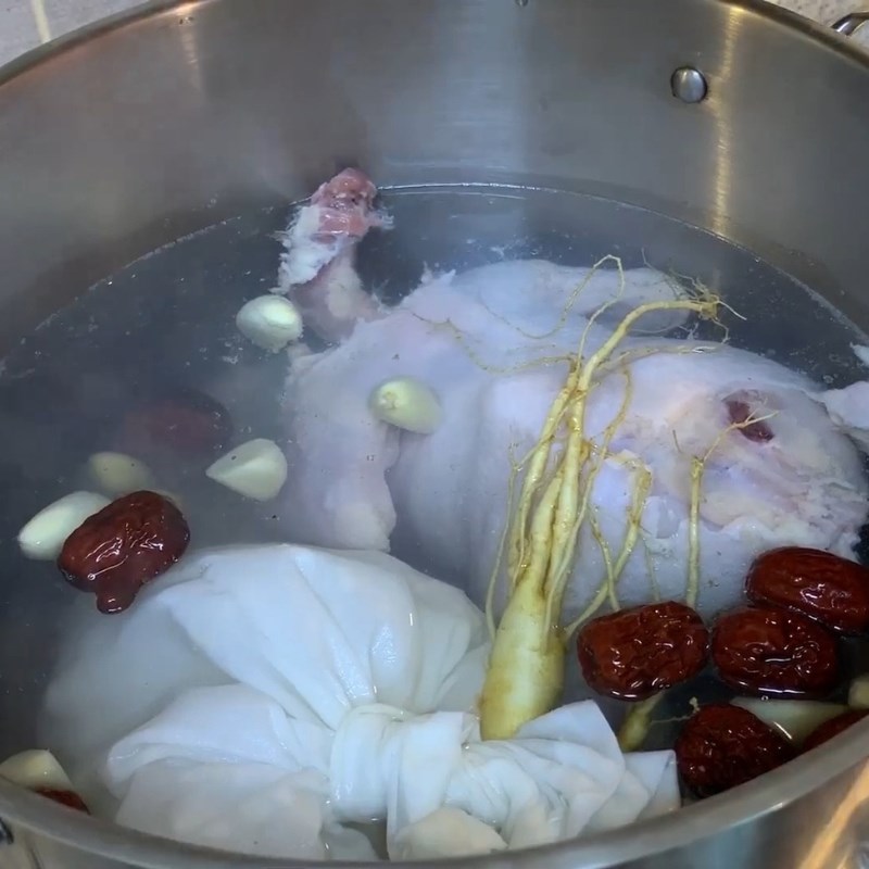 Bước 4 Hầm gà cùng cơm nếp Gà hầm sâm Hàn Quốc