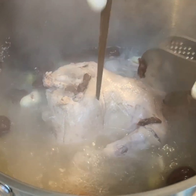 Bước 4 Hầm gà cùng cơm nếp Gà hầm sâm Hàn Quốc