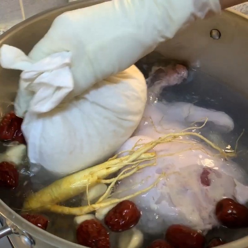 Bước 4 Hầm gà cùng cơm nếp Gà hầm sâm Hàn Quốc