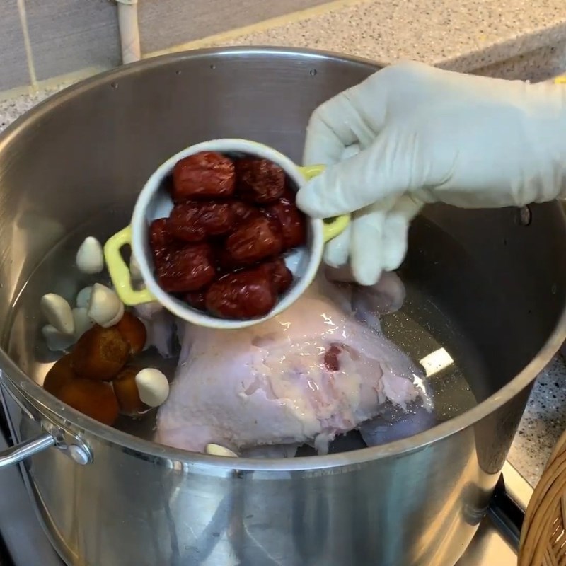 Bước 2 Hầm gà cùng sâm tươi và các nguyên liệu khác Gà hầm sâm Hàn Quốc