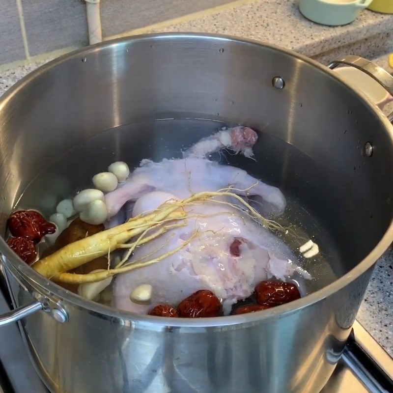 Bước 2 Hầm gà cùng sâm tươi và các nguyên liệu khác Gà hầm sâm Hàn Quốc