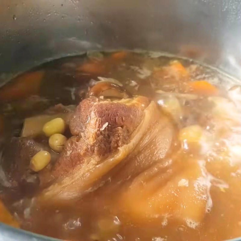 Bước 5 Hầm hạt sen và nấm hương Chân giò hầm hạt sen