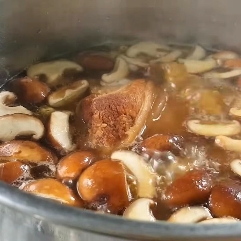 Bước 5 Hầm hạt sen và nấm hương Chân giò hầm hạt sen