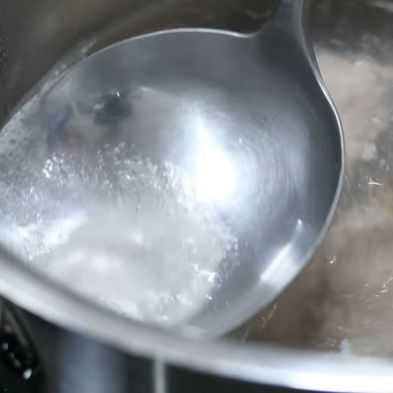Bước 3 Hầm xương và chuẩn bị gia vị nấu canh chua Móng giò nấu canh chua
