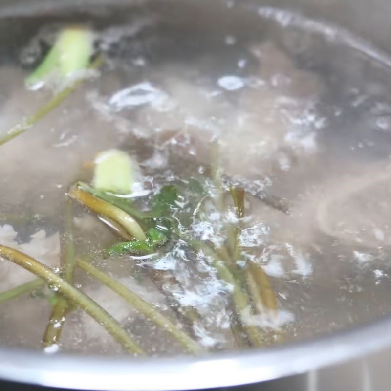 Bước 3 Hầm xương và chuẩn bị gia vị nấu canh chua Móng giò nấu canh chua