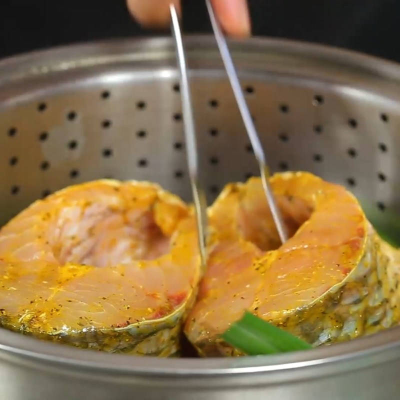 Bước 3 Hấp cá trắm Cá trắm hấp sả gừng