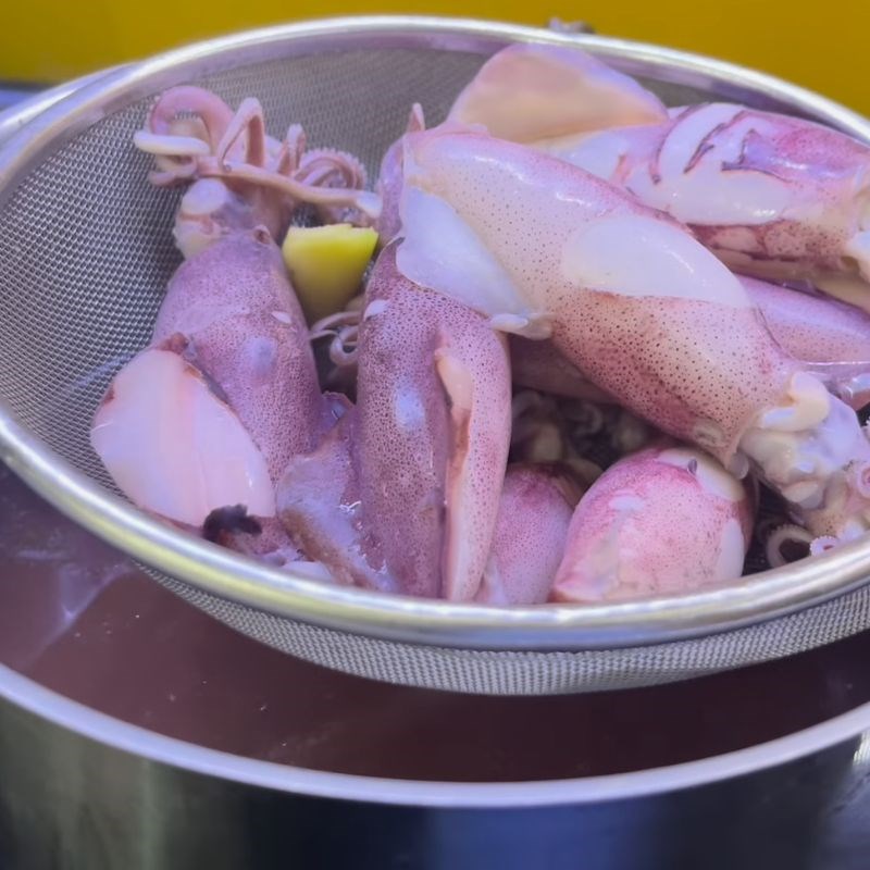 Bước 3 Hấp mực với gừng sả thơm lừng Mực hấp cuốn bánh tráng