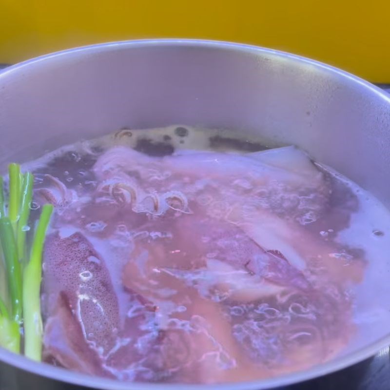 Bước 3 Hấp mực với gừng sả thơm lừng Mực hấp cuốn bánh tráng