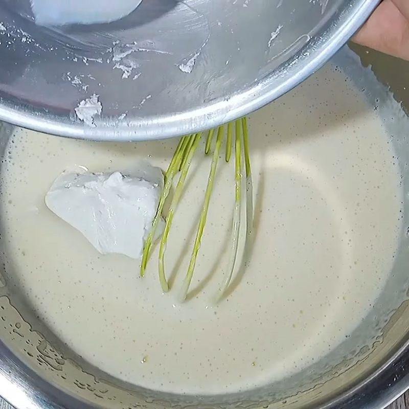 Bước 3 Hòa quyện bột và trứng Bánh kẹp cuốn