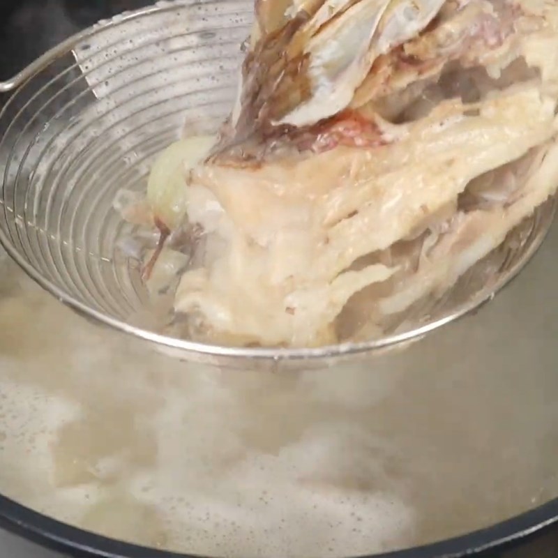 Bước 5 Hoàn thành nước dùng bún cá thơm ngon Bún cá dọc mùng