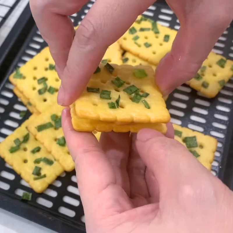 Bước 3 Hoàn thiện bánh hành phô mai Bánh hành phô mai