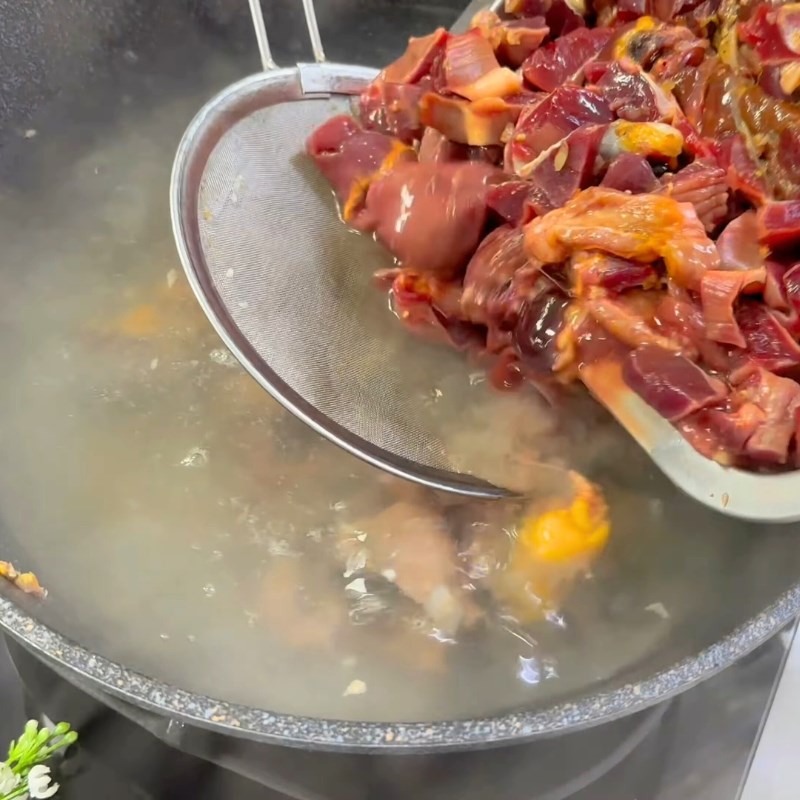 Bước 2 Khử mùi lòng gà với gừng Mì quảng trộn