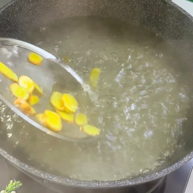 Bước 2 Khử mùi lòng gà với gừng Mì quảng trộn