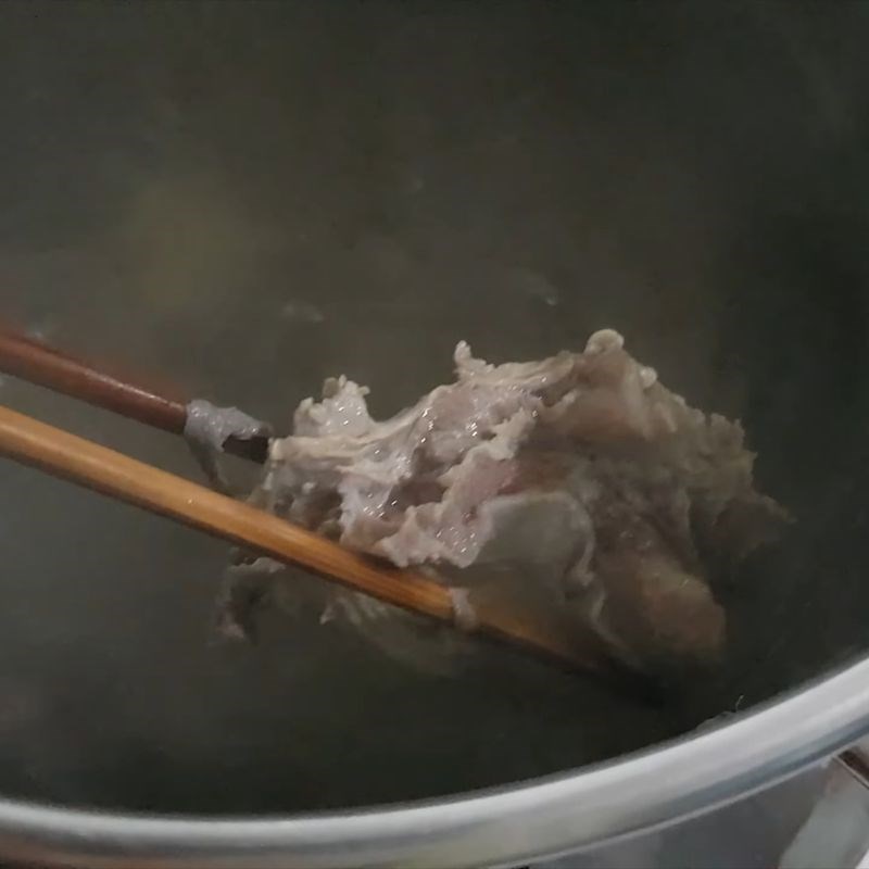 Bước 2 Khử mùi nạm bò Nạm bò luộc