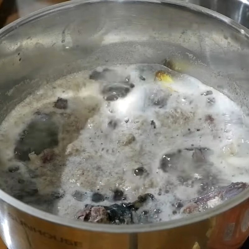 Bước 2 Khử tanh và chần sơ ba ba với rượu trắng Ba ba rang muối