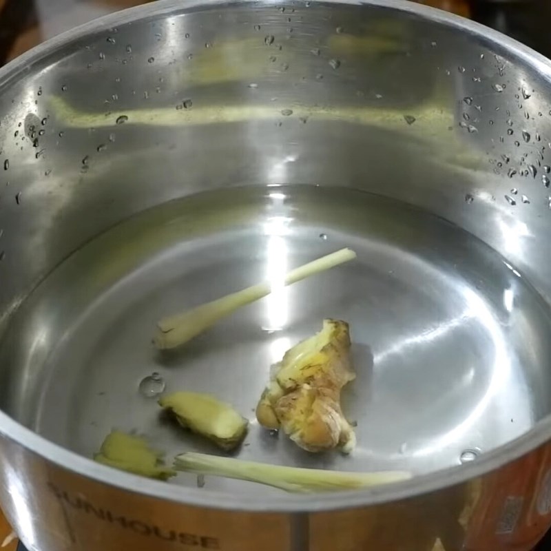 Bước 2 Khử tanh và chần sơ ba ba với rượu trắng Ba ba rang muối