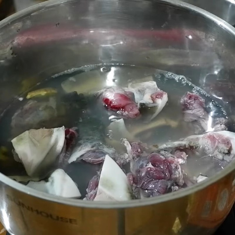 Bước 2 Khử tanh và chần sơ ba ba với rượu trắng Ba ba rang muối