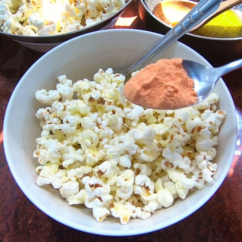 Bước 4 Lắc bắp rang bơ phô mai thơm lừng Bắp rang bơ phô mai