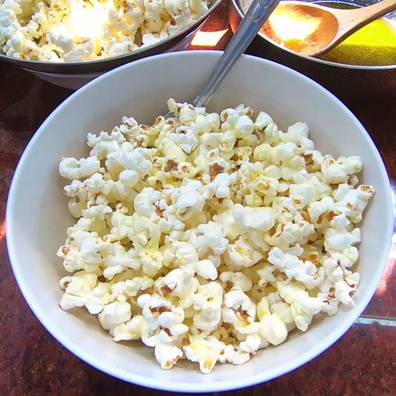 Bước 4 Lắc bắp rang bơ phô mai thơm lừng Bắp rang bơ phô mai