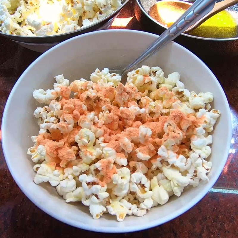 Bước 4 Lắc bắp rang bơ phô mai thơm lừng Bắp rang bơ phô mai