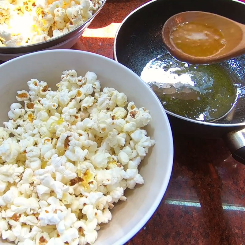 Bước 4 Lắc bắp rang bơ phô mai thơm lừng Bắp rang bơ phô mai