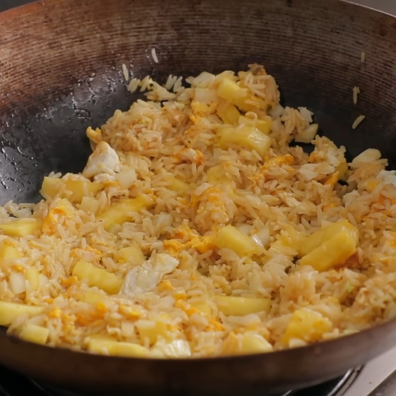 Bước 4 Làm cơm chiên kiểu Thái Cơm chiên Thái Lan