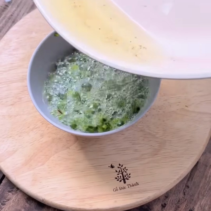 Bước 2 Làm hành phi và mỡ hành Bánh tráng cuốn trứng lòng đào