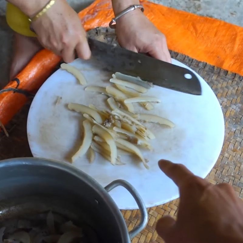 Bước 3 Lọc mỡ và thái da trâu Da trâu muối chua