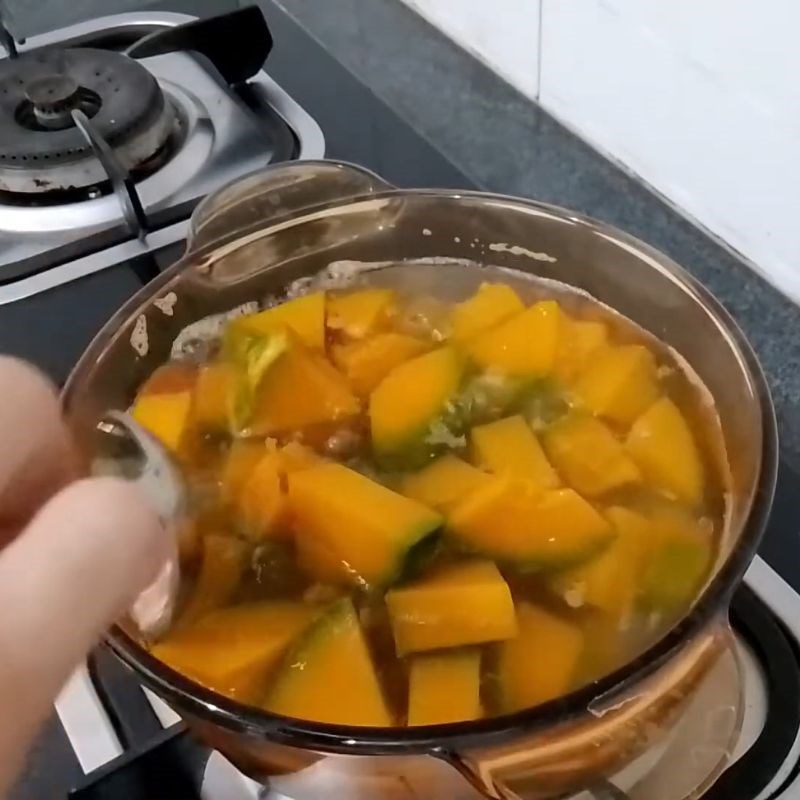 Bước 2 Luộc bí đỏ Bí đỏ luộc