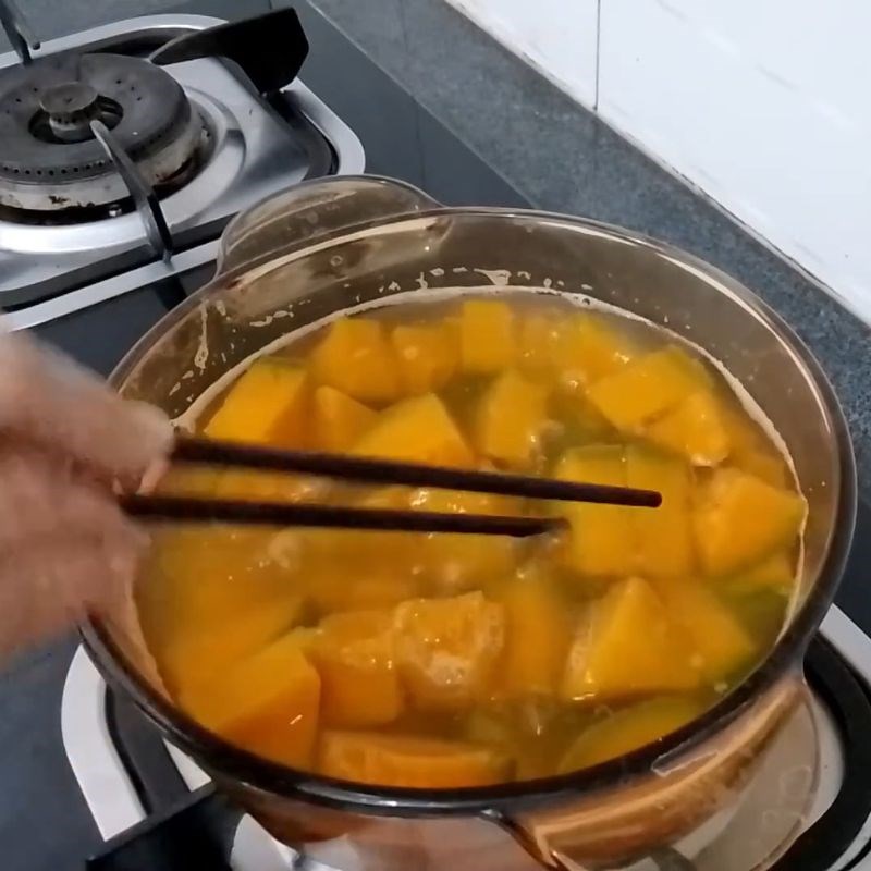 Bước 2 Luộc bí đỏ Bí đỏ luộc
