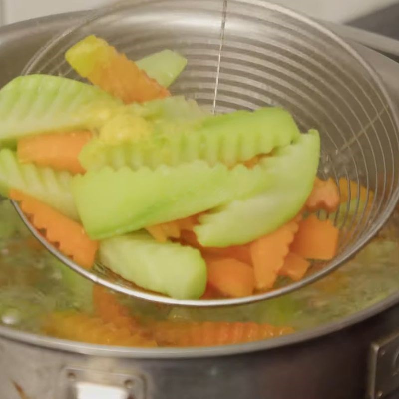 Bước 3 Luộc cà rốt giòn ngọt Cà rốt luộc