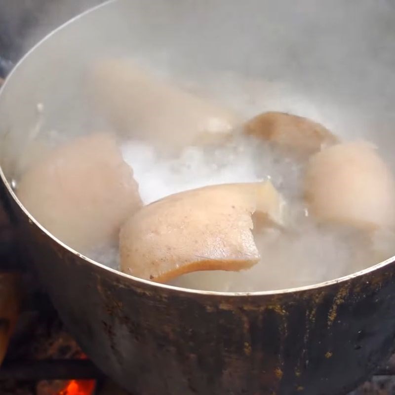 Bước 2 Luộc da trâu giòn sần sật Da trâu muối chua