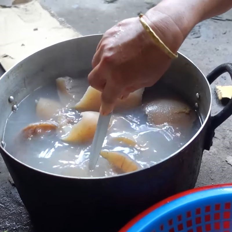 Bước 2 Luộc da trâu giòn sần sật Da trâu muối chua