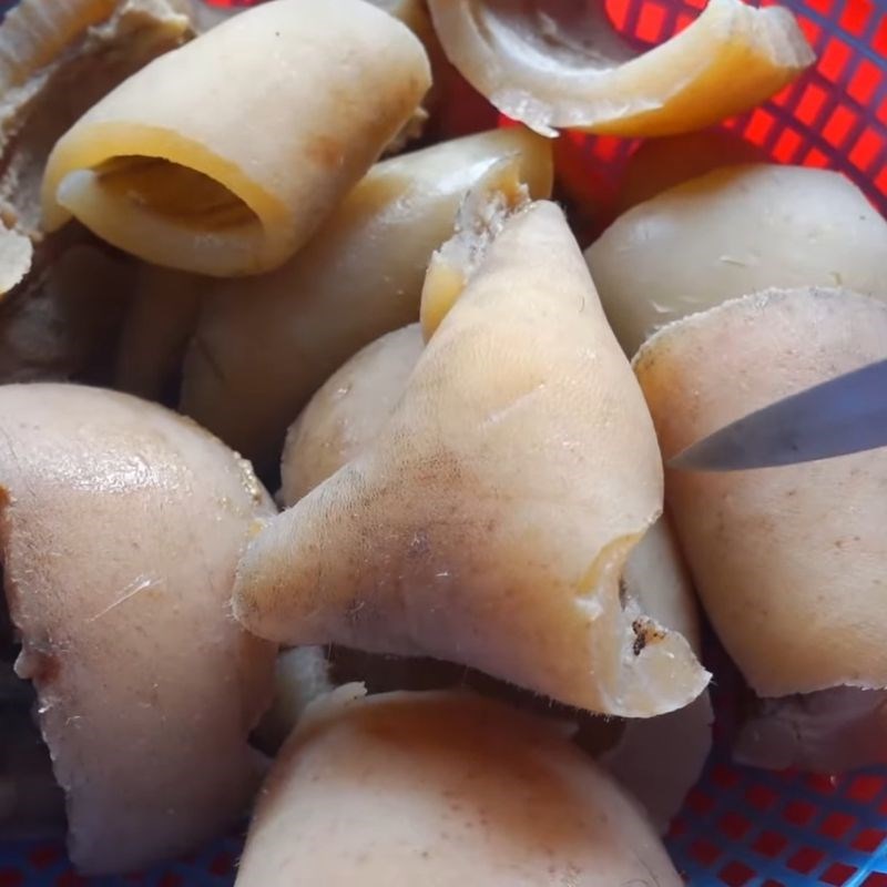 Bước 2 Luộc da trâu giòn sần sật Da trâu muối chua