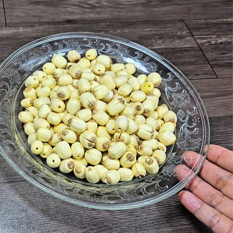 Bước 2 Luộc hạt sen Chè hạt sen đậu xanh nguyên vỏ