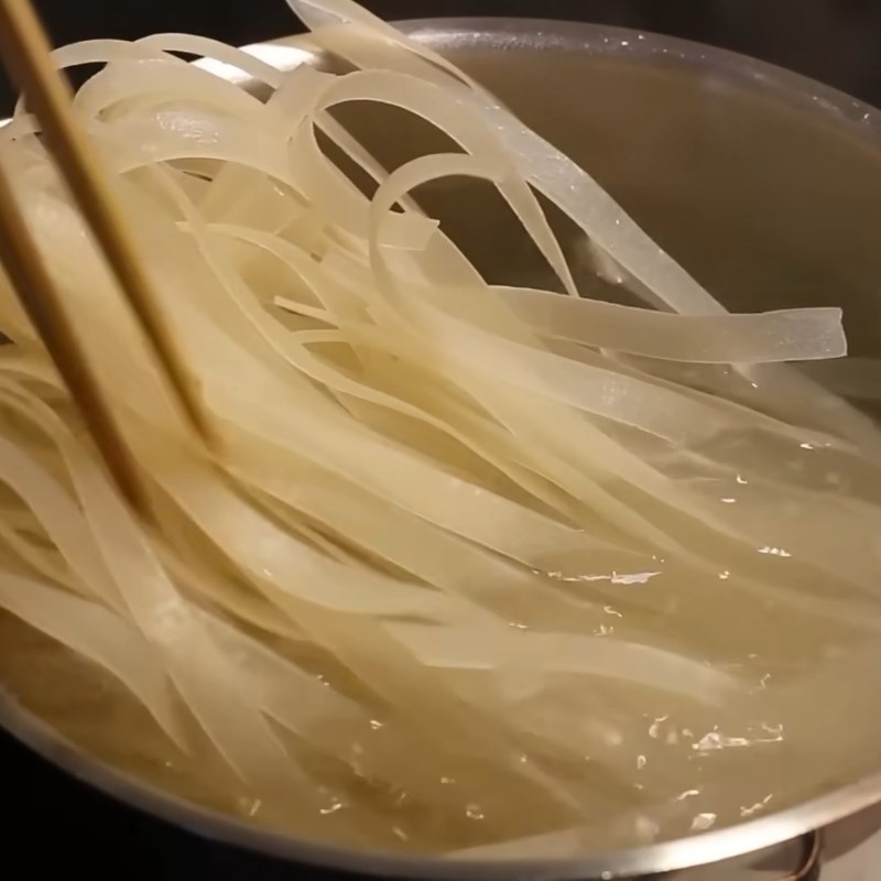 Bước 3 Luộc hũ tiếu và chần rau Hủ tiếu xào bò