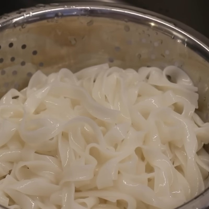 Bước 3 Luộc hũ tiếu và chần rau Hủ tiếu xào bò