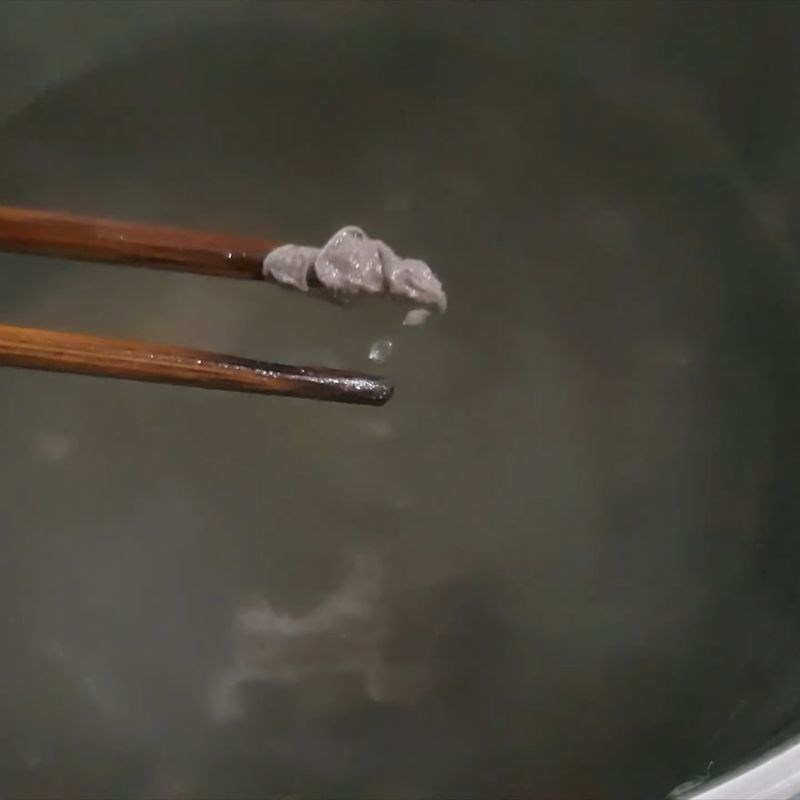 Bước 3 Luộc nạm bò với gia vị Nạm bò luộc