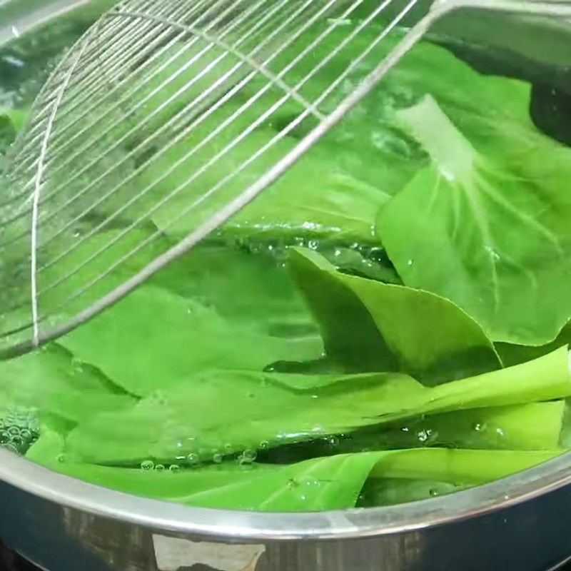 Bước 3 Luộc rau củ xanh mướt với bí quyết đơn giản Rau luộc chấm chao
