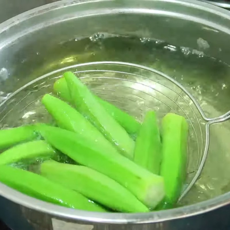 Bước 3 Luộc rau củ xanh mướt với bí quyết đơn giản Rau luộc chấm chao